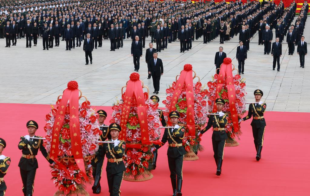 Xi rinde homenaje a los héroes caídos en el Día de los Mártires