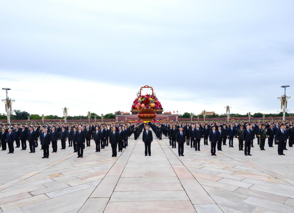 Xi rinde homenaje a los héroes caídos en el Día de los Mártires