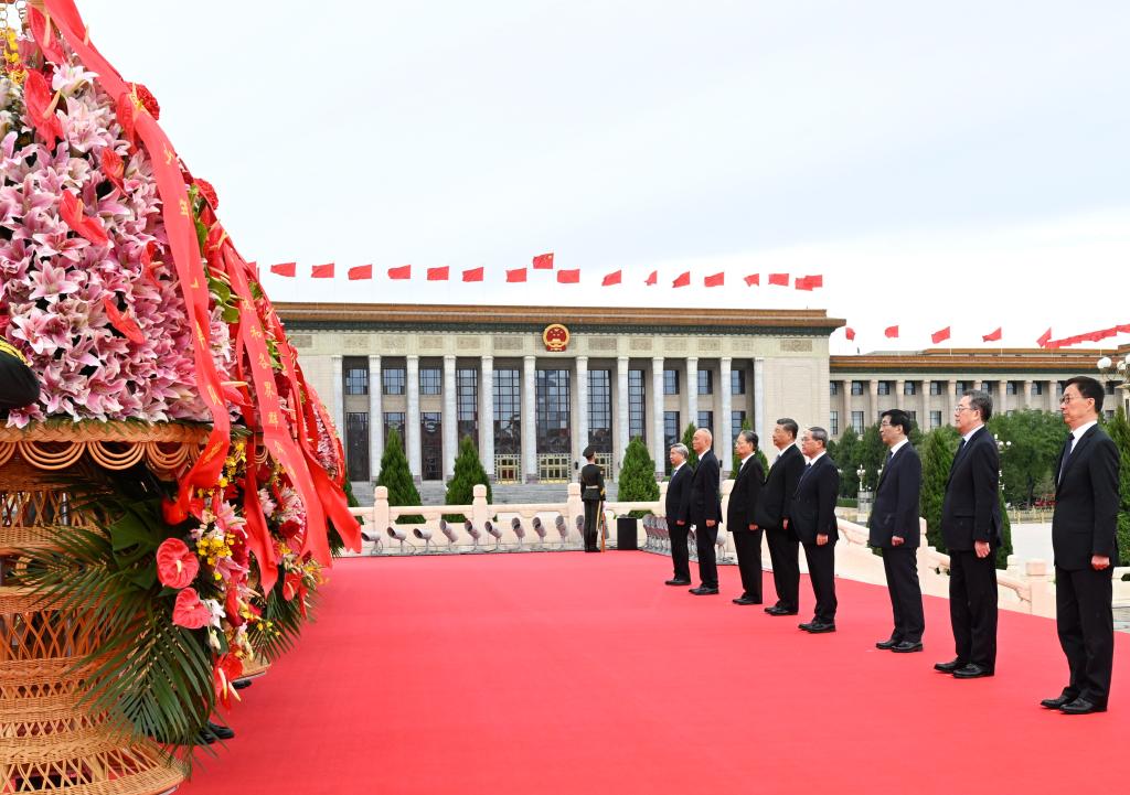 Xi rinde homenaje a los héroes caídos en el Día de los Mártires