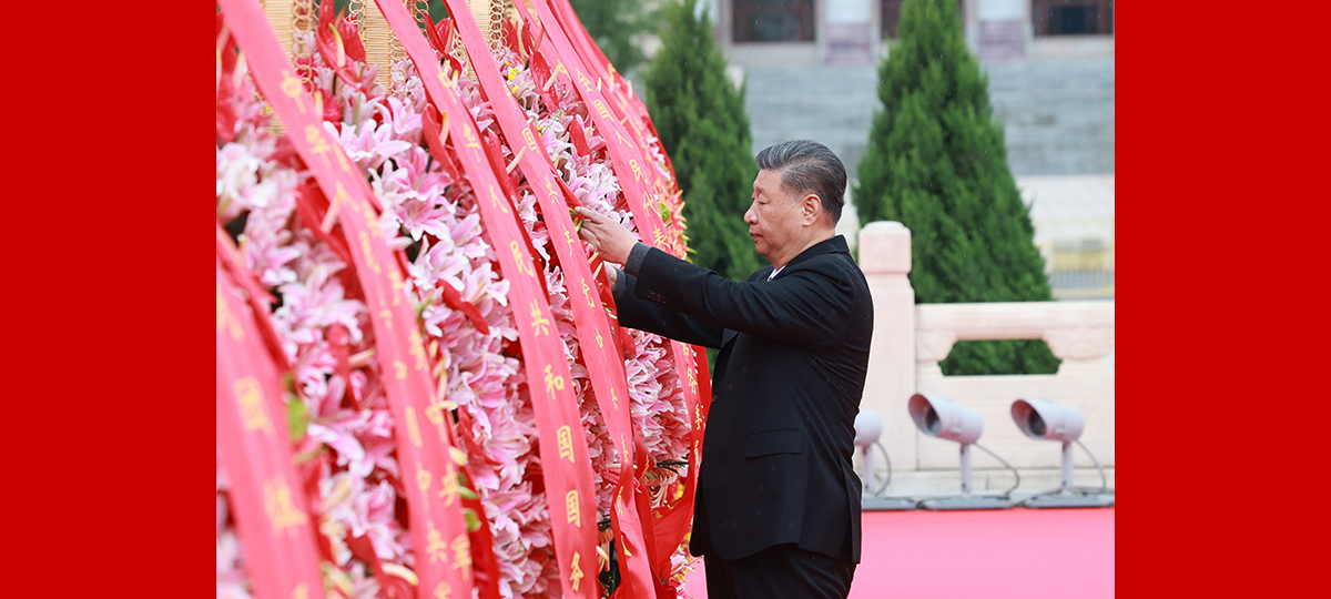 Xi rinde homenaje a los héroes caídos en el Día de los Mártires