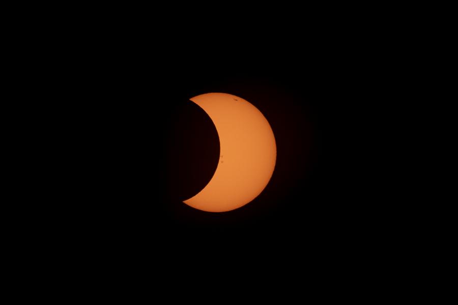 Imagen del 2 de octubre de 2024 de una fase del eclipse anular de sol visto desde el Planetario Galileo Galilei, en la ciudad de Buenos Aires, capital de Argentina. (Xinhua/Martín Zabala)