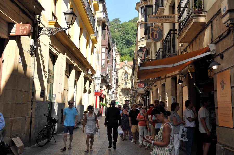 Imagen de archivo de turistas formándose para comprar comida en una tienda de San Sebastián, Espa?a. (Xinhua/Guo Qiuda)