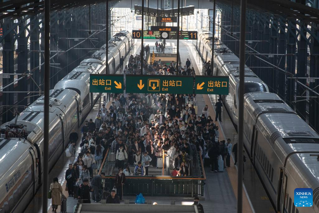 Pasajeros son vistos en el andén de la Estación de Ferrocarriles de Harbin, en Harbin, en la provincia de Heilongjiang, en el noreste de China, el 7 de octubre de 2024. El operador ferroviario de China reveló que la red ferroviaria está experimentando un auge en los viajes de vuelta, con un fuerte crecimiento en los de larga distancia. Durante seis días consecutivos desde que se inició la movilización de viajeros debido a las vacaciones, el número de pasajeros diarios ha superado los 17 millones, lo que refleja la alta demanda sostenida durante este período. Se espera que la red ferroviaria de China gestione 175 millones de viajes de pasajeros durante la temporada alta de viajes de diez días por el Día Nacional, que se desarrolla entre el 29 de septiembre y el 8 de octubre. (Xinhua/Zhang Tao)