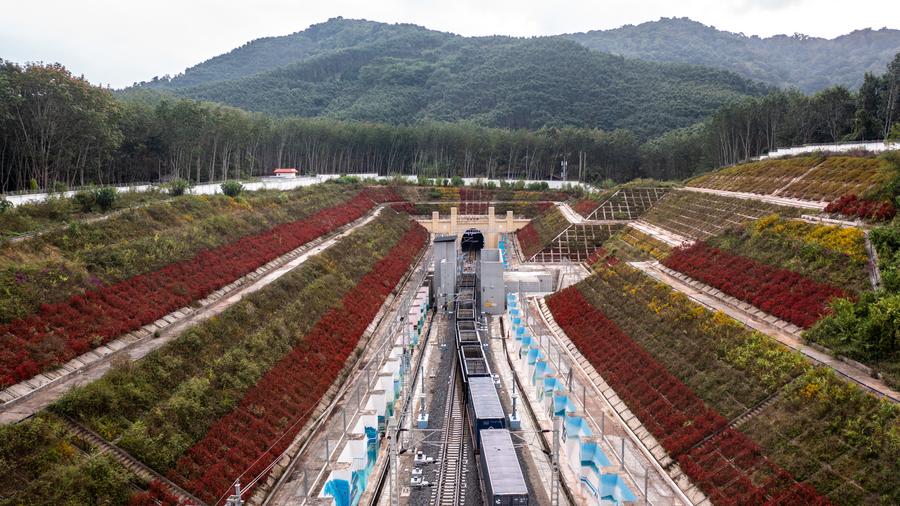 Vista aérea de un tren de carga ingresando al Túnel de la Amistad del Ferrocarril China-Laos que conecta Mohan, provincia de Yunnan, en el suroeste de China, y Boten, en el norte de Laos, el 24 de noviembre de 2022. (Xinhua/Hu Chao)