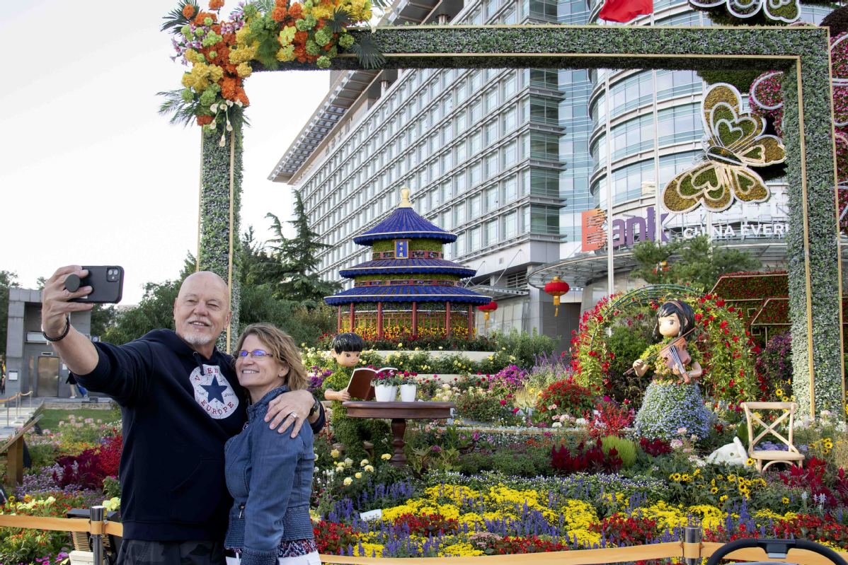 Una pareja extranjera se hace una foto en un lugar pintoresco de Beijing el martes. CHINA DAILY