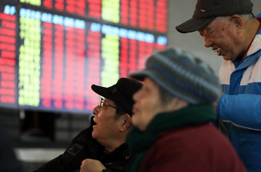 Imagen de archivo de inversores reaccionando en una sala de comercio de acciones en Shanghai, en el este de China, el 25 de febrero de 2019. (Xinhua/Zhuang Yi) 