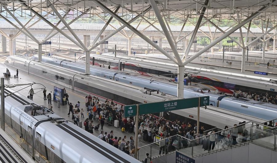 Pasajeros en la Estación Ferroviaria del Norte de Shenzhen, provincia meridional china de Guangdong, el 7 de octubre de 2024. (Xinhua/Mao Siqian)