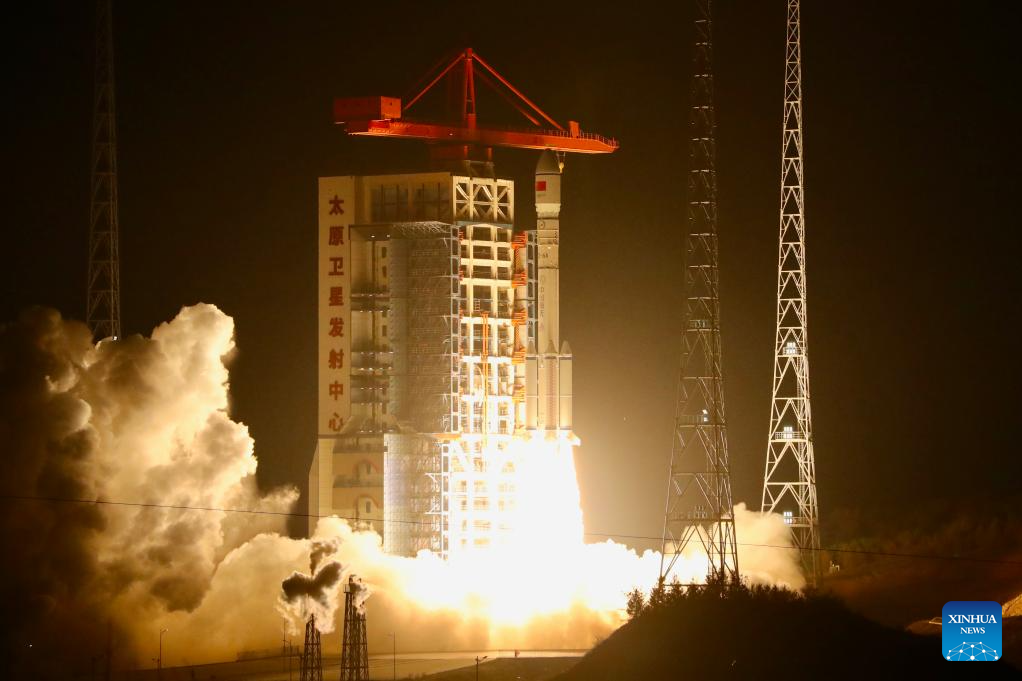 China lanza exitosamente nuevo grupo de satélites