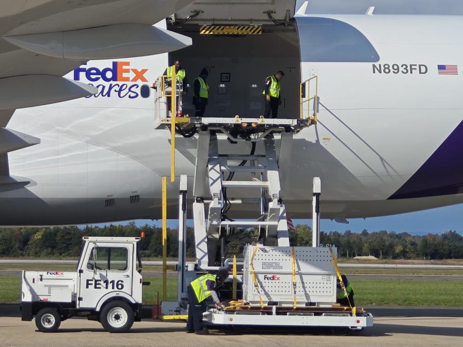 Una caja especial que contiene un panda gigante se descarga en el Aeropuerto Internacional Dulles, cerca de Washington, D.C., Estados Unidos, el 15 de octubre de 2024. (Xinhua/Yang Shuang)