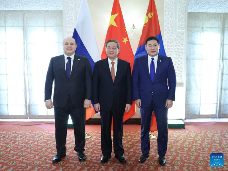 El primer ministro chino, Li Qiang, se reúne con sus homólogos Mikhail Mishustin, de Rusia, y Luvsannamsrai Oyun-Erdene, de Mongolia, al margen de la 23a Reunión del Consejo de Jefes de Gobierno de los Estados Miembros de la Organización de Cooperación de Shanghai (OCS), en Islamabad, Pakistán, el 16 de octubre de 2024. (Xinhua/Ding Haitao)