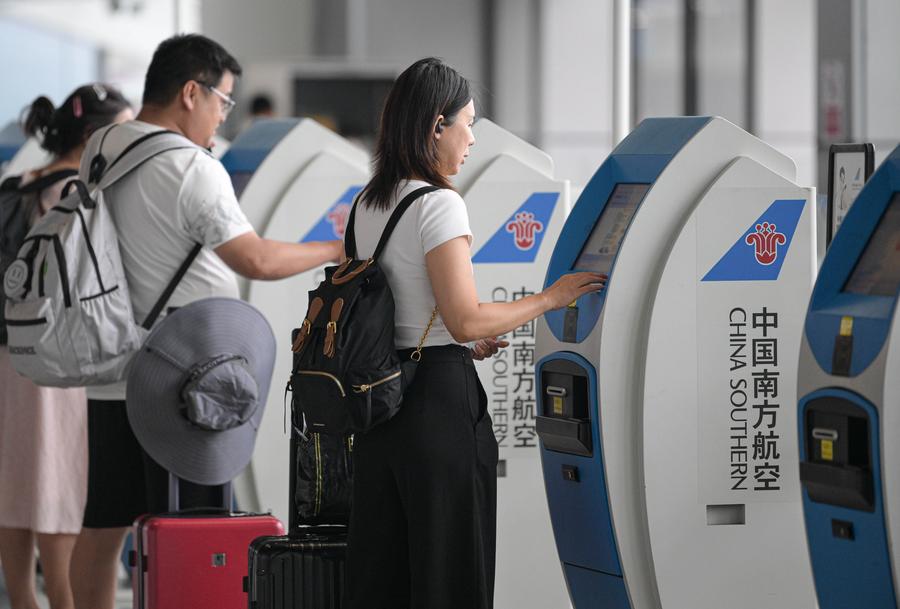 Pasajeros hacen el proceso de registro en el Aeropuerto Internacional Meilan de Haikou, capital de la provincia de Hainan, en el sur de China, el 11 de septiembre de 2024. (Xinhua/Pu Xiaoxu)