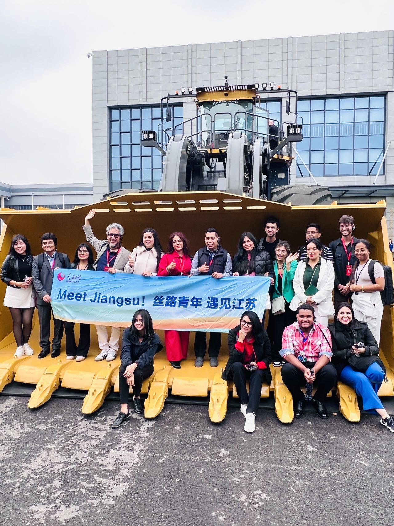 Periodistas extranjeros durante la visita a la central de Xuzhou Construction Machinery Group Co., Ltd. (XCMG), en Xuzhou, provincia de Jiangsu, el 18 de octubre de 2024. Foto por álvaro Lago Sánchez, Diario del Pueblo digital. 