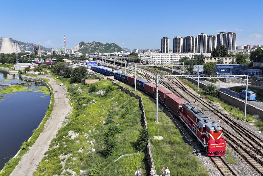 Imagen de archivo de un tren cargado con autopartes, electrodomésticos y productos textiles que salen de la terminal de carga ferroviaria de Xiahuayuan en Zhangjiakou, provincia de Hebei, en el norte de China. (Xinhua/Wu Diansen)