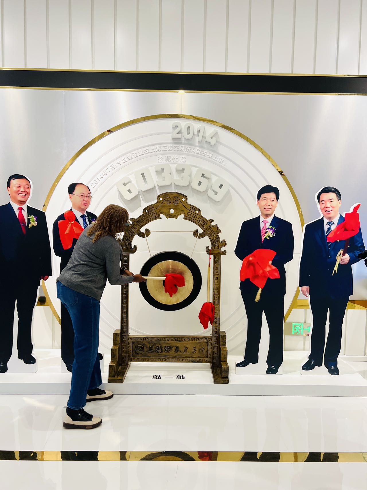 Periodistas extranjeros descubren la tradición del baijiu chino en una visita a la sede del licor chino King’s Luck