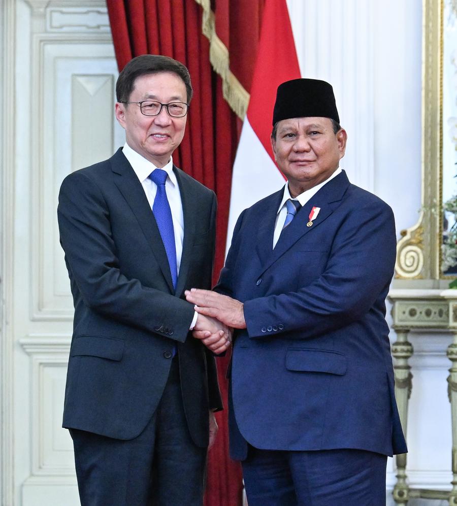 El vicepresidente chino, Han Zheng (i), se reúne con el nuevo presidente indonesio, Prabowo Subianto, en Yakarta, Indonesia, el 20 de octubre de 2024. (Xinhua/Rao Aimin)