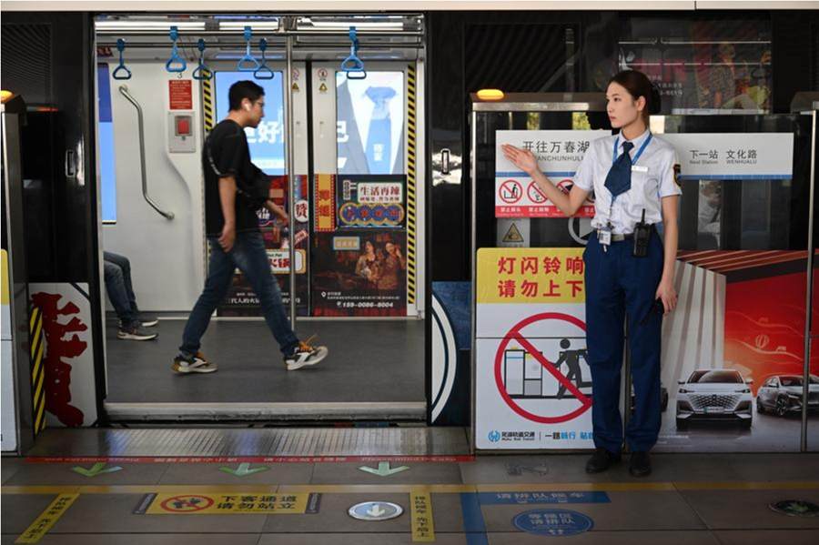 Una empleada trabaja en una estación de tren monorraíl en Wuhu, ciudad de la provincia oriental china de Anhui, el 18 de septiembre de 2023. (Xinhua/Zhou Mu)