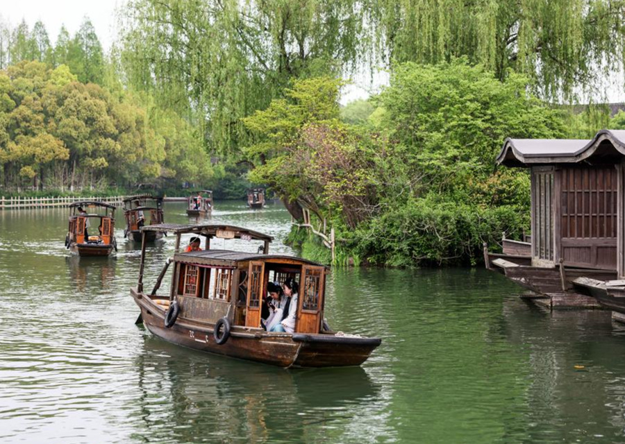 Turistas pasean en botes de remo por el poblado ribere?o de Wuzhen, en la ciudad de Jiaxing, provincia oriental china de Zhejiang, el 11 de abril de 2024. (Xinhua/Lan Hongguang)