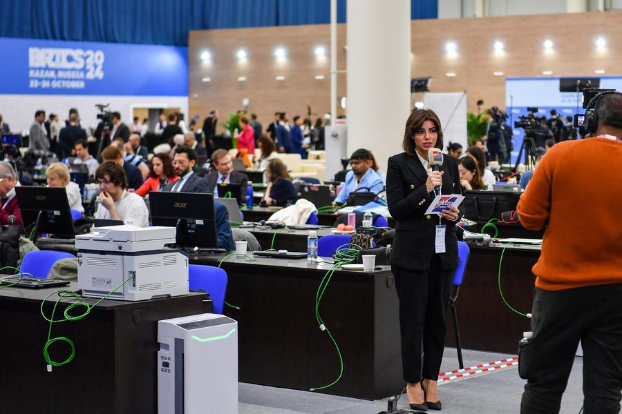 Imagen del 22 de octubre de 2024 de profesionales de los medios de comunicación trabajando en el centro de medios de la XVI Cumbre del BRICS, en Kazán, Rusia. (Xinhua/Cao Yang) 