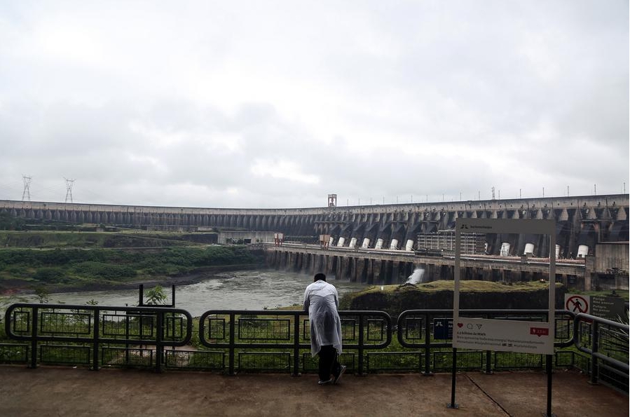 Imagen del 23 de mayo de 2019 de una persona visitando la central hidroeléctrica brasile?o-paraguaya de Itaipú, en Foz de Iguazú, estado de Paraná, en el sur de Brasil. (Xinhua/Rahel Patrasso)