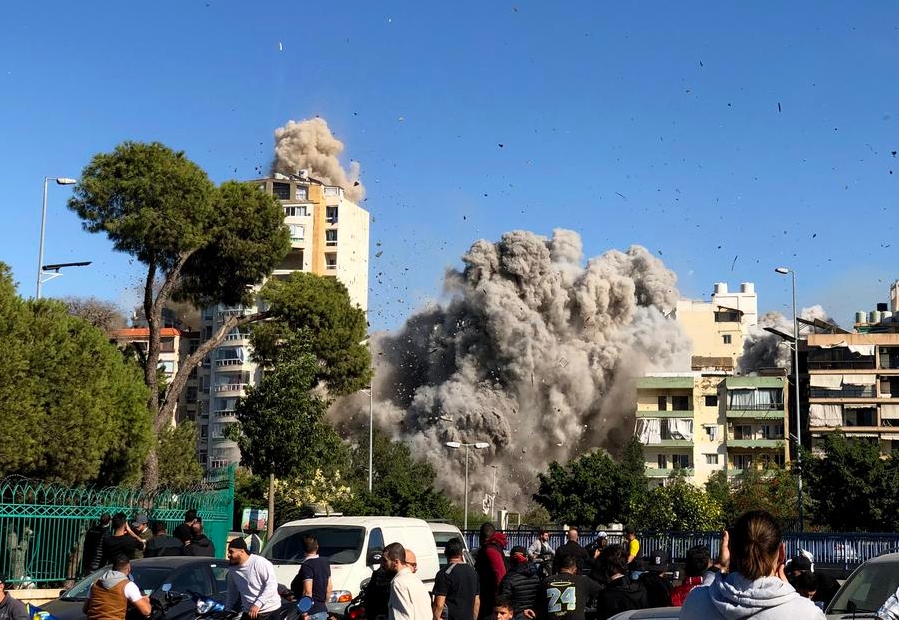 Imagen del 22 de octubre de 2024 de humo emanando de un edificio tras un ataque aéreo israelí, en un suburbio del sur de Beirut, Líbano. (Xinhua/Bilal Jawich) 