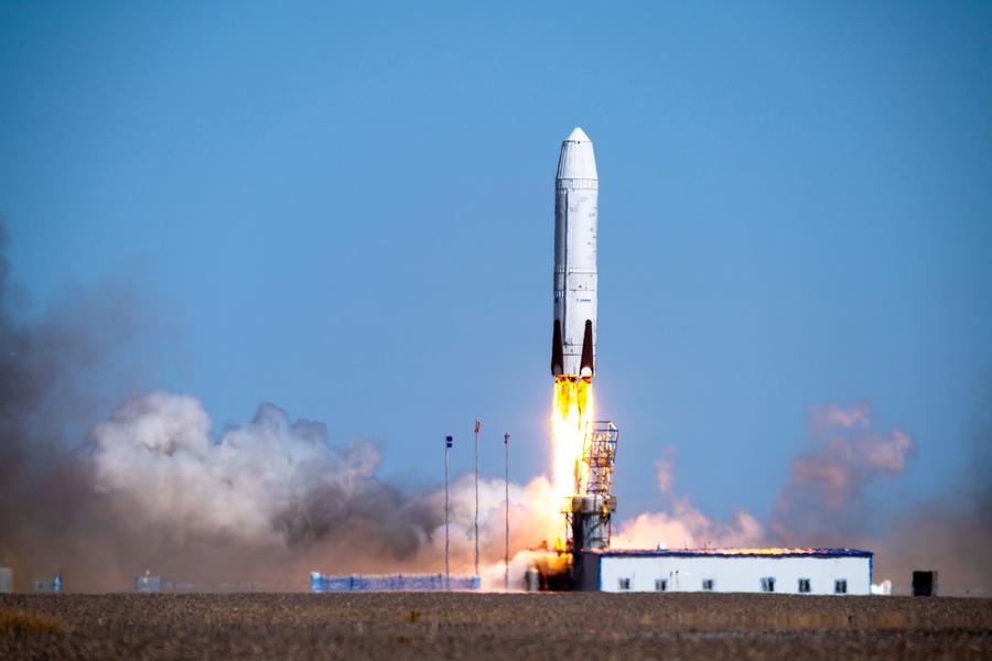 Imagen del 22 de septiembre de 2024 del cohete reutilizable Nebula-1, desarrollado por la empresa privada china de cohetes Deep Blue Aerospace, despegando durante una prueba de vuelo de recuperación vertical a gran altitud, en la región autónoma de Mongolia Interior, en el norte de China. (Xinhua/Deep Blue Aerospace) 