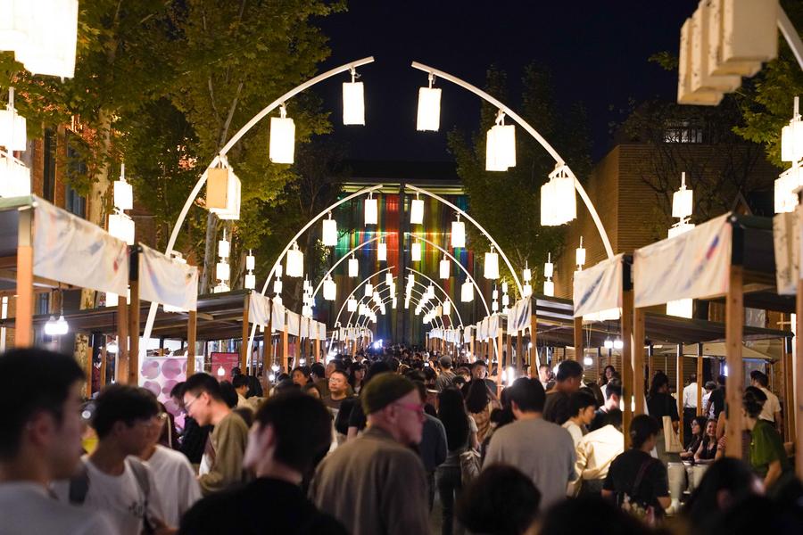 Turistas visitan la Feria de Oto?o de las Ferias de Arte de Primavera y Oto?o de Taoxichuan 2024, en la ciudad de Jingdezhen, en la provincia oriental china de Jiangxi, el 17 de octubre de 2024. (Xinhua/Zhou Mi)