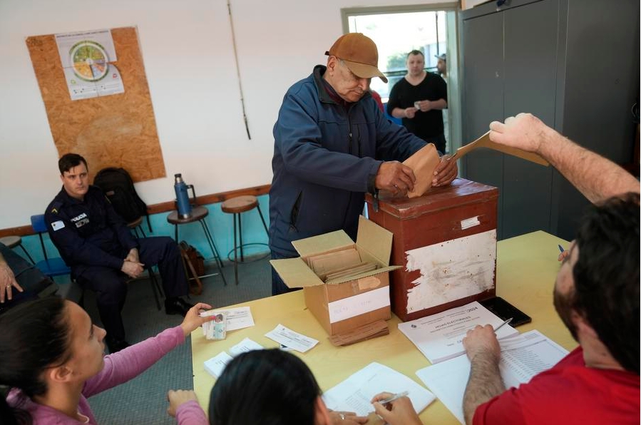 Un hombre emite su voto durante las elecciones nacionales 2024 en su circuito de votación, en Canelones, Uruguay, el 27 de octubre de 2024. (Xinhua/Nicolás Celaya)