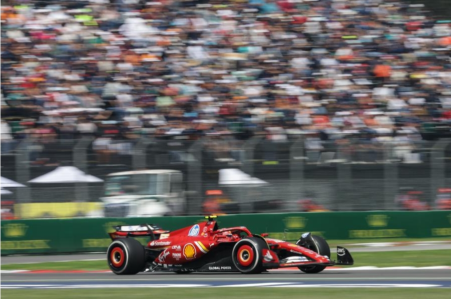 Imagen del 25 de octubre de 2024 del piloto espa?ol de la escudería Ferrari, Carlos Sainz, compitiendo durante una sesión de prácticas del Gran Premio de la Ciudad de México de Fórmula 1 2024 en el Autódromo Hermanos Rodríguez, en la Ciudad de México, capital de México. (Xinhua/Francisco Ca?edo)