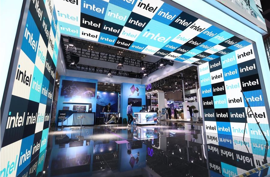 Trabajadores instalan un puesto de exhibición de Intel Corporation preparándose para la V Exposición Internacional de Importaciones de China (CIIE, siglas en inglés) en la municipalidad de Shanghai, en el este de China, el 2 de noviembre de 2022. (Xinhua/Fang Zhe)