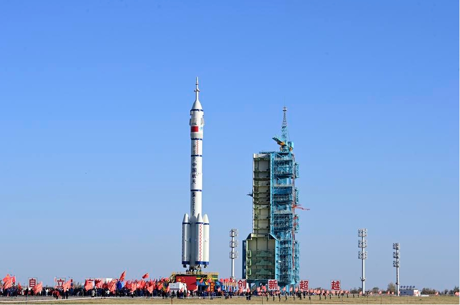 Imagen de la combinación de la nave espacial tripulada Shenzhou-19 y un cohete portador Gran Marcha-2F siendo transferidos al sitio de lanzamiento, el 22 de octubre de 2024. (Xinhua/Wang Jiangbo)