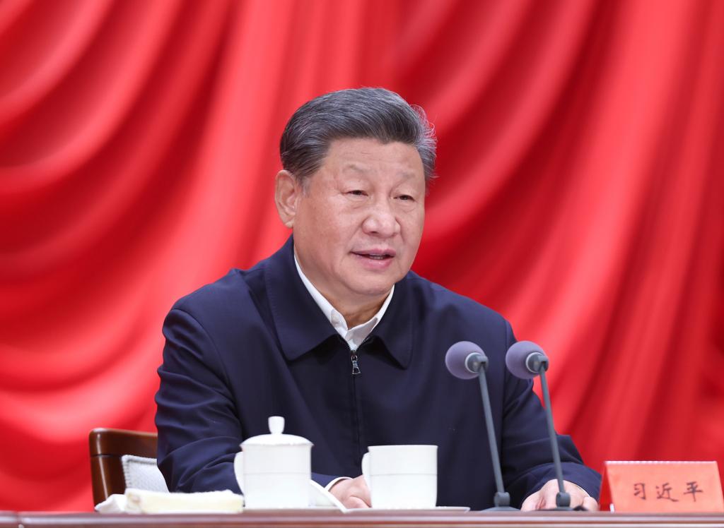 El presidente chino, Xi Jinping, también secretario general del Comité Central del Partido Comunista de China (PCCh) y presidente de la Comisión Militar Central, habla en la apertura de la sesión de estudio en la Escuela del Partido del Comité Central del PCCh (Academia Nacional de Gobernanza) para altos funcionarios a nivel provincial y ministerial, el 29 de octubre de 2024. El tema de la sesión consiste en implementar los principios rectores de la tercera sesión plenaria del XX Comité Central del PCCh. (Xinhua/Ju Peng)