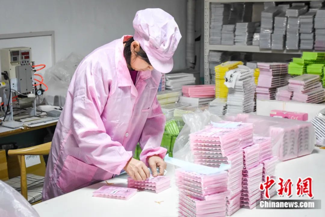 Un trabajador empaqueta productos de pesta?as postizas en Pingdu, una ciudad a nivel de condado en la provincia oriental china de Shandong conocida como "la capital china de las pesta?as postizas". (Foto cortesía del Departamento de Publicidad del Comité Municipal del Partido Comunista de China en Pingdu)