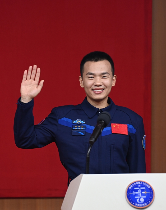 Song Lingdong, uno de los tres astronautas que llevarán a cabo la misión espacial Shenzhou XIX, se reúne con la prensa en el Centro de Lanzamiento de Satélites de Jiuquan en el noroeste de China, el 29 de octubre de 2024. [Foto de Wang Jiangbo/para chinadaily.com.cn]