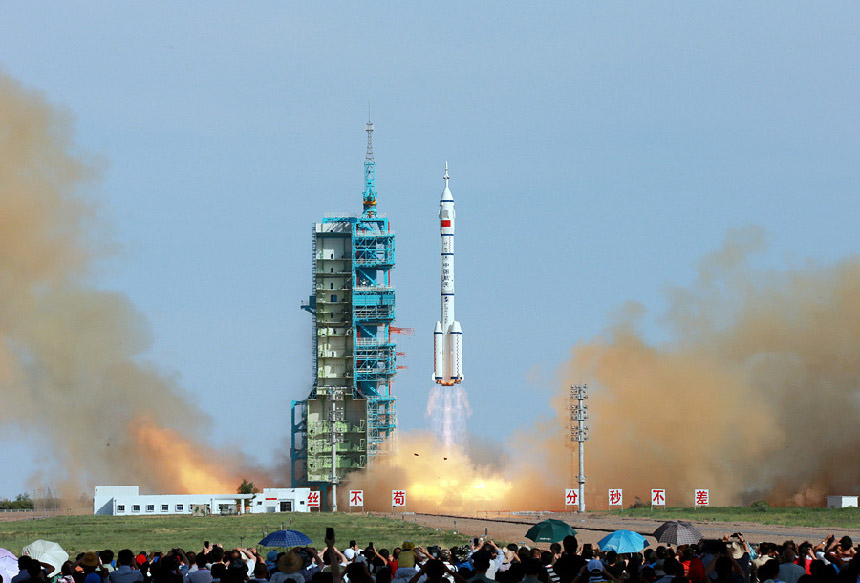 China lanza con éxito astronave Shenzhou-10