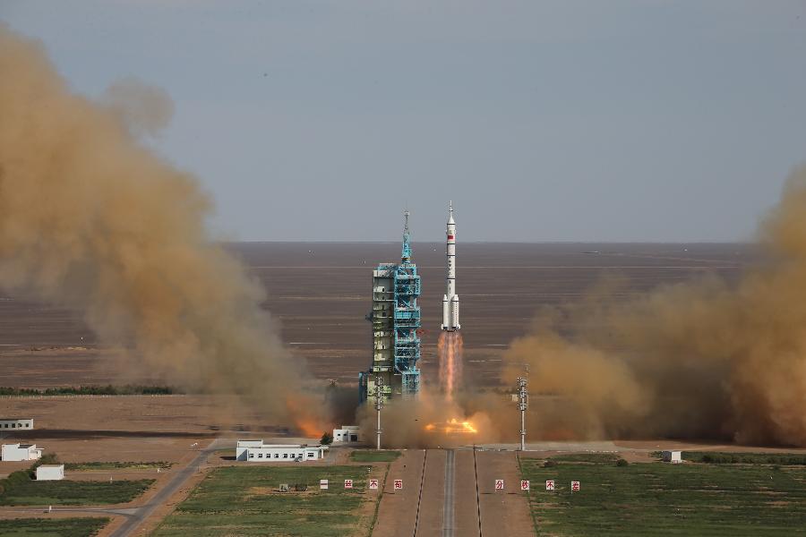 China lanza con éxito astronave Shenzhou-10