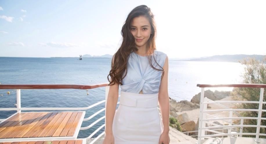 Angelababy en la playa